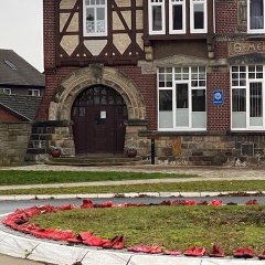 rote Schuhe stehen im Rehburger Kreisel