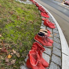 rote Schuhe im Kreisel