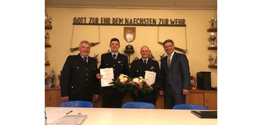 v.l. Heinrich Brase, stv. Ortsbrandmeister Sören Scheibner, Ortsbrandmeister Markus Blanke, Bürgermeister Martin Franke