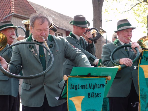 Bringt anderen das Tuten und Blasen bei: Werner Boehm (vorne links) lädt erneut zu einem Lehrgang im Jagdhorn ein. ade