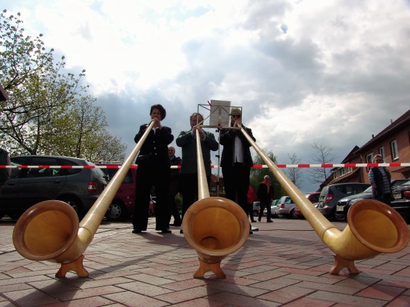 Alphorn jenseits der Berge: Mit Überzeugungskraft schaffte es Werner Boehm (Mitte), Loccums Jagdhornbläser auch an das Alphorn heranzuführen. ade