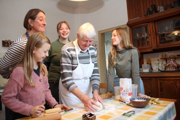 Wenn Oma Hilde backt, schauen ihr zwei Generationen zu – und packen auch selbst mit an. ade