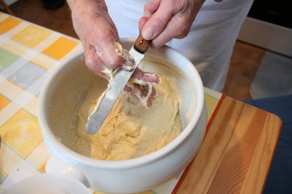 In der Küche von Hilde Lampe entstehen die Kuchen noch in Handarbeit. ade