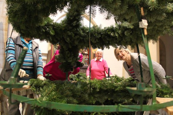 Tradition: Loccumer Frauen binden die Adventskronen für die Klosterkirche – hier 2016. ade