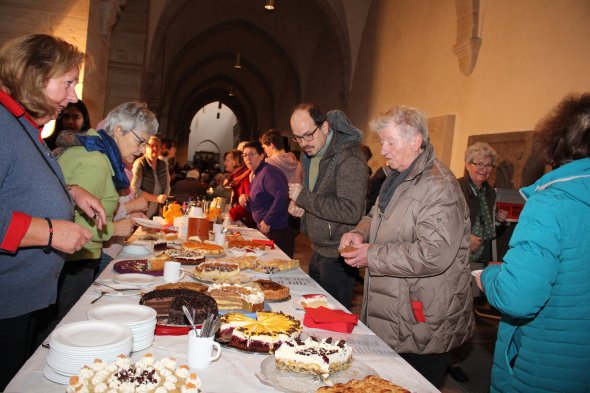 Da geht viel über den Tisch: Auch wenn die Kaffeetafel 2018 ausnahmsweise wegen Renovierungen im Kreuzgang in der Kirche aufgebaut werden musste. ade