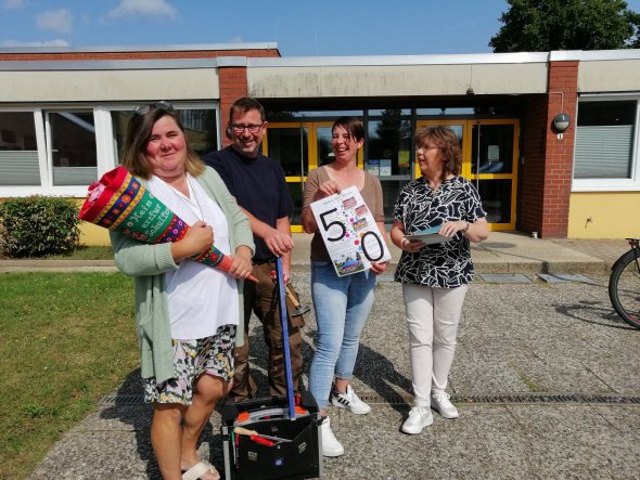 Katrin Schafft, Andreas und Mareike Wulf und Sabine Hille erinnern sich gerne an ihre eigene Schulzeit in Münchehagen.ade