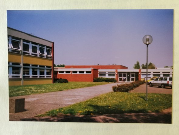 Kaum verändert: Ein altes Bild der neuen Grundschule unterscheidet sich nur unwesentlich von der heutigen Ansicht. GS Münchehagen