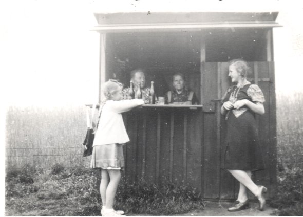 Eintritt, Himbeerwasser und Süßigkeiten gab es aus der Bretterbude heraus – wie auf diesem Foto von 1937. Mönkehäger Dörpverein