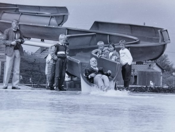 Zur Eröffnung des Freizeitbades weiht Hans Elbers die Rutsche ein – im Anzug. Stadt Rehburg-Loccum