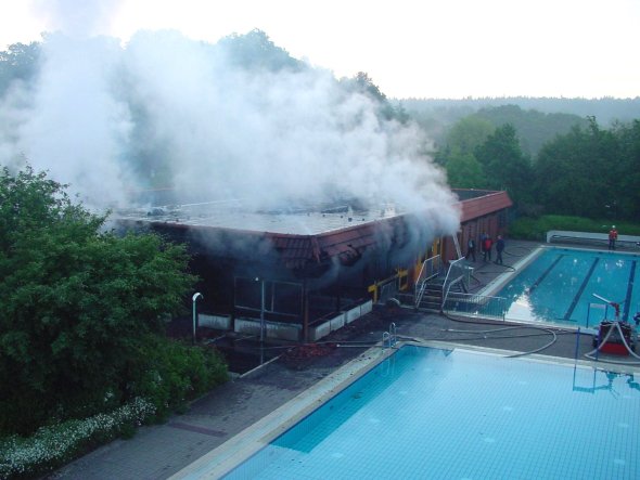 Keine Sternstunde: 2004 brannte das Funktionsgebäude des Freizeitbades Münchehagen lichterloh. ade