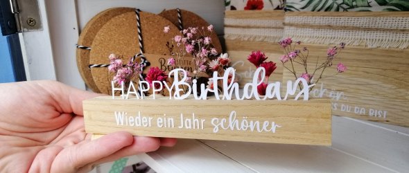 Lilas Kartenhäuschen mit Happy Birthday