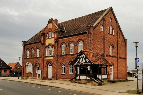 Erbaut von Wilhelm Meßwarb und seinerzeit das Rathaus: Der Raths-Keller in Rehburg. ade