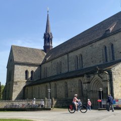Raderlebnistag Loccum Fahrradfahrer vor der Stiftskirche