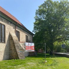 Raderlebnistag Münchehagen Kirche mit Banner 50 Jahre Rehburg-Loccum