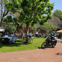 Raderlebnistag Winzlar Fahrradfahrende kehren bei Café Honeck ein.